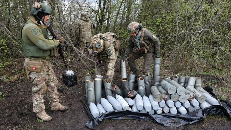 Pháo binh Ukraine thuộc tiểu đoàn Aidar thao tác với đạn pháo ở tiền tuyến ngày 22/. (Ảnh: Anatolii STEPANOV / AFP)