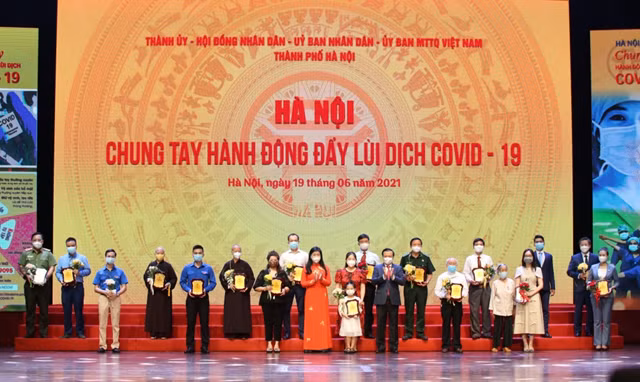 Bí thư Thành ủy Hà Nội Đinh Tiến Dũng và Chủ tịch Ủy ban MTTQVN thành phố Hà Nội tiếp nhận ủng hộ.