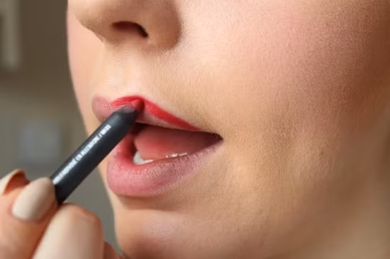 Mẹo hay giúp nàng có đôi môi trái tim như ý ảnh 1