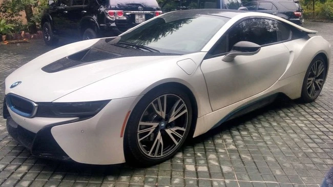 Thiếu gia 9X “đập hộp” BMW i8 đầu tiên tại Quảng Bình