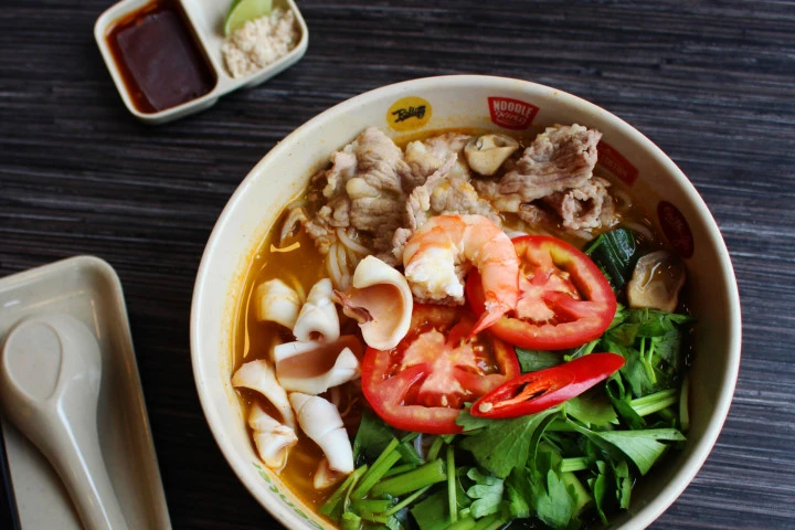 Cách nấu bún tom yum hải sản đơn giản mà ngon