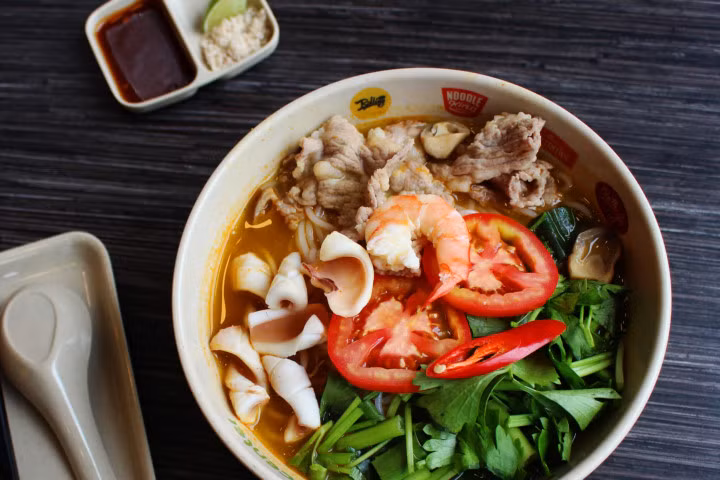 Cách nấu bún tom yum hải sản đơn giản mà ngon