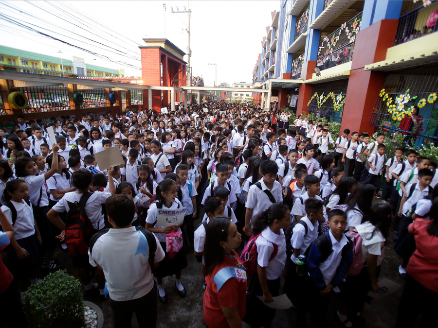 Philippines: Học sinh Philippines xếp hàng trong ngày khai giảng tại một trường tiểu học ở Malina. Philippines: Học sinh Philippines xếp hàng trong ngày khai giảng tại một trường tiểu học ở Malina.