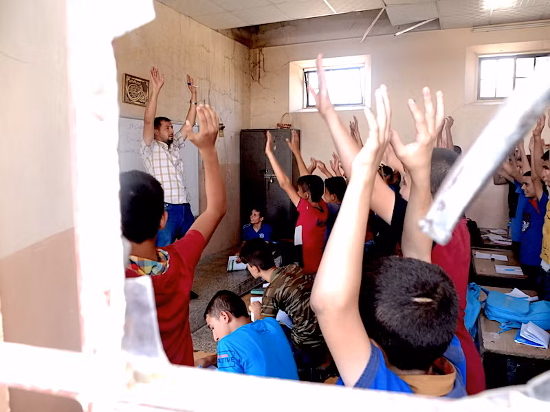 Nhiều học sinh nam đang học nhờ tại trường học dành cho nữ giới ở Iraq