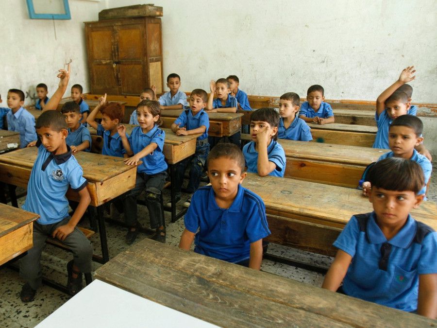 Dải Gaza: Trẻ em Palestine ngồi trong một lớp học trong ngày đầu của năm học mới tại trường al-Shafi"i ở dải Gaza. Dải Gaza: Trẻ em Palestine ngồi trong một lớp học trong ngày đầu của năm học mới tại trường al-Shafi"i ở dải Gaza.