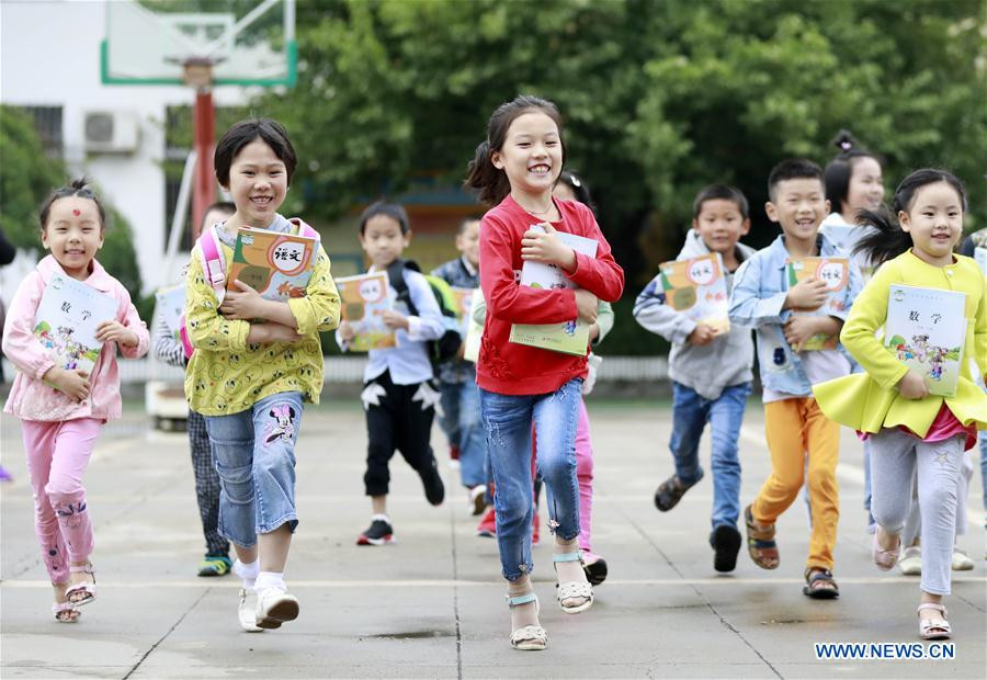 Học sinh tiểu học Trung Quốc đón năm học mới Học sinh tiểu học Trung Quốc đón năm học mới