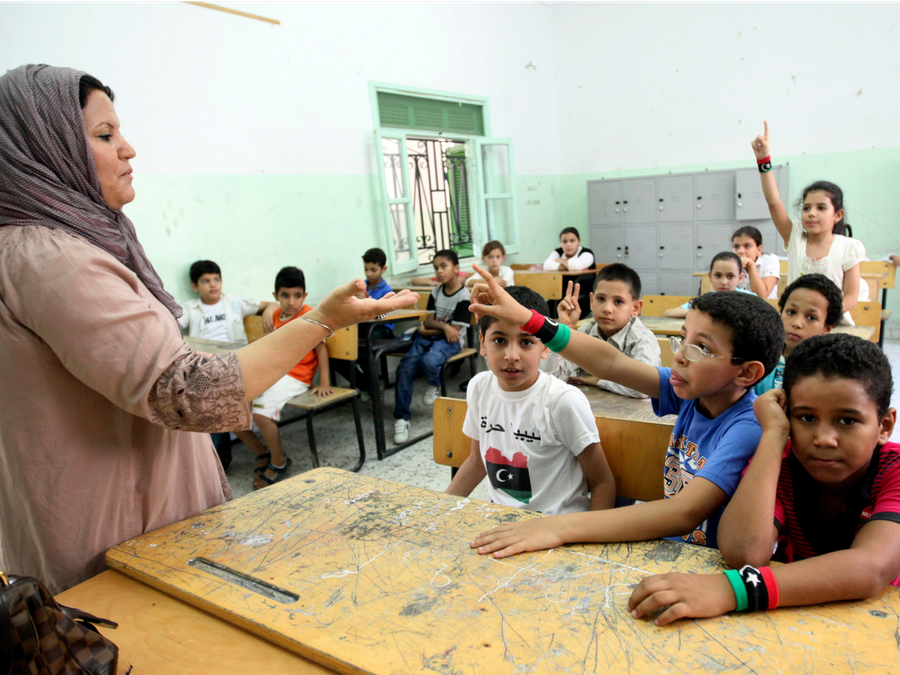 Libya: Giáo viên nói chuyện với học sinh trong lớp học vào ngày đầu tiên của năm học mới ở Tripoli Libya: Giáo viên nói chuyện với học sinh trong lớp học vào ngày đầu tiên của năm học mới ở Tripoli