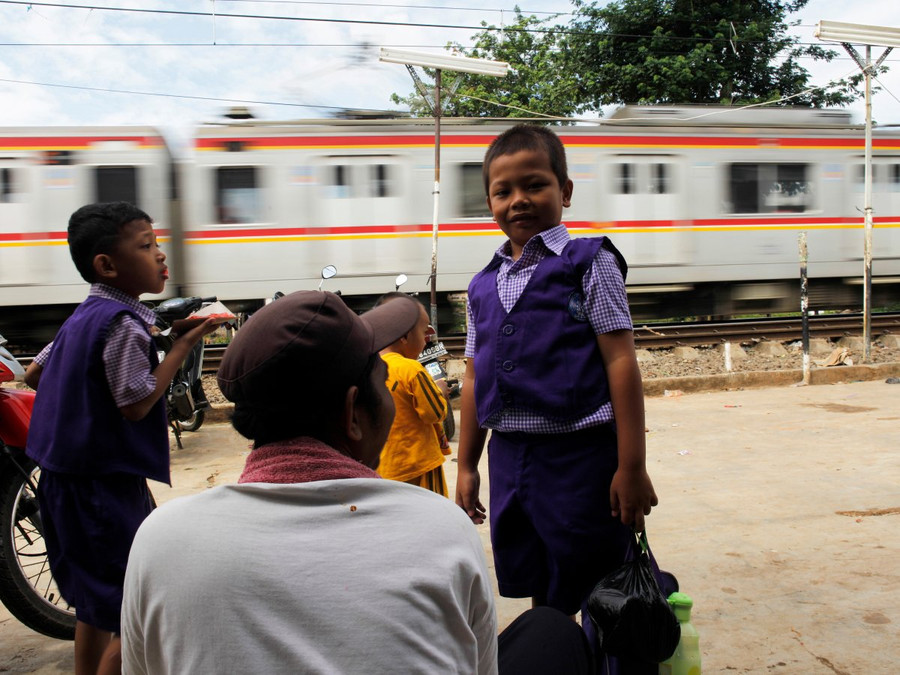 Indonesia: Học sinh chờ đoàn tàu đi qua về nhà sau khi dự lễ khai giảng ở trường học tại Jakarta Indonesia: Học sinh chờ đoàn tàu đi qua về nhà sau khi dự lễ khai giảng ở trường học tại Jakarta