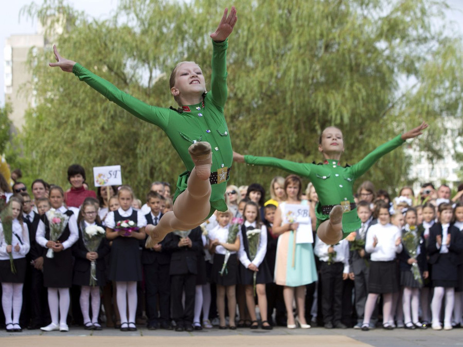 Belarus: Học sinh biểu diễn mừng năm học mới ở Minsk Belarus: Học sinh biểu diễn mừng năm học mới ở Minsk