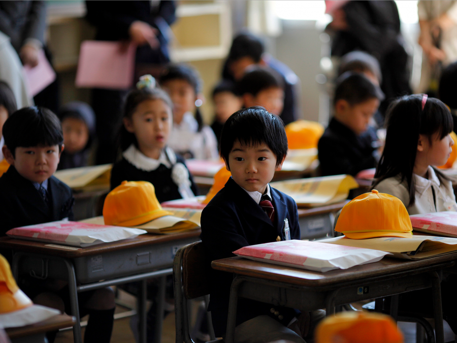 Nhật Bản: Trẻ em ngồi trong lớp của trường tiểu học Shimizu ở Fukushima Nhật Bản: Trẻ em ngồi trong lớp của trường tiểu học Shimizu ở Fukushima