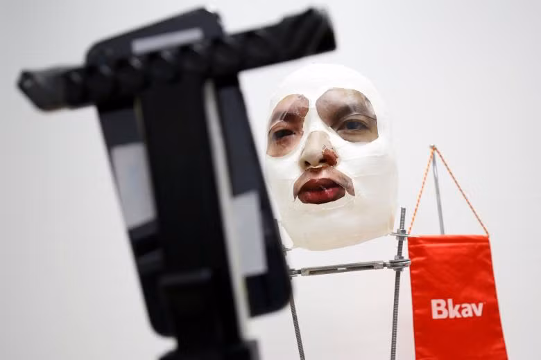 Một chiếc mặt nạ 3D và một chiếc iPhone X trong một cuộc thử nghiệm nhận dạng tại văn phòng của công ty an ninh mạng Bkav tại Hà Nội. Một chiếc mặt nạ 3D và một chiếc iPhone X trong một cuộc thử nghiệm nhận dạng tại văn phòng của công ty an ninh mạng Bkav tại Hà Nội.