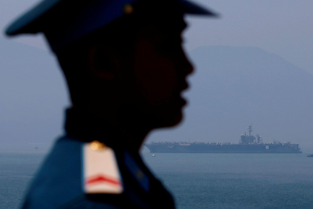 Trong khuôn khổ chuyến thăm, các binh sĩ thuộc nhóm tàu USS Carl Vinson của Mỹ sẽ giao lưu bóng đã, bóng rổ với người dân địa phương, tổ chức các chương trình văn nghệ và thăm Trung tâm bảo trợ xã hội, AFP cho biết. Trong ảnh: Tàu sân bay USS Carl Vinson cập cảng Tiên Sa, thành phố Đà Nẵng sáng 5/3. (Ảnh: Reuters) Trong khuôn khổ chuyến thăm, các binh sĩ thuộc nhóm tàu USS Carl Vinson của Mỹ sẽ giao lưu bóng đã, bóng rổ với người dân địa phương, tổ chức các chương trình văn nghệ và thăm Trung tâm bảo trợ xã hội, AFP cho biết. Trong ảnh: Tàu sân bay USS Carl Vinson cập cảng Tiên Sa, thành phố Đà Nẵng sáng 5/3. (Ảnh: Reuters)