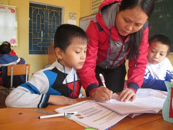 Cô Nguyễn Thị Hường, giáo viên chủ nhiệm lớp 2B, Trường tiểu học Hoằng Quỳ, huyện Hoằng Hóa (Thanh Hóa) đang nhận xét, đánh giá học sinh trong giờ học toán.