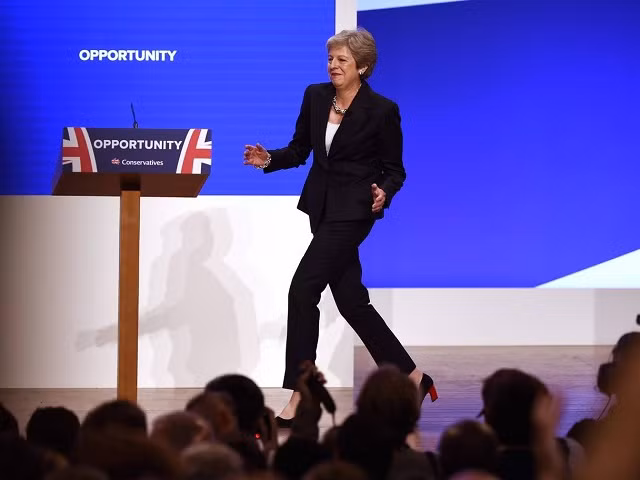 Thủ tướng Anh gây ấn tượng khi nhún nhảy trước công chúng