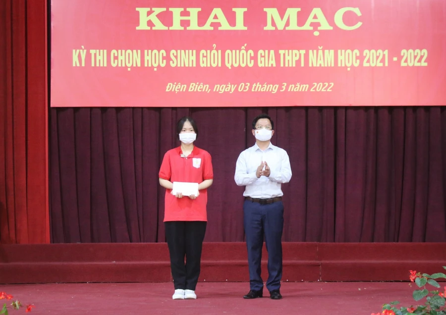 Phó Chủ tịch Thường trực UBND tỉnh Điện Biên tặng quà động viên thí sinh tham dự Kỳ thi chọn học sinh giỏi Quốc gia năm học 2021 - 2022.