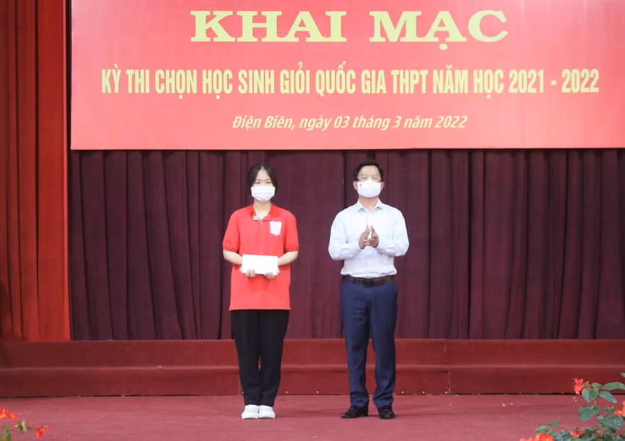 Phó Chủ tịch Thường trực UBND tỉnh Điện Biên tặng quà động viên thí sinh tham dự Kỳ thi chọn học sinh giỏi Quốc gia năm học 2021 - 2022.