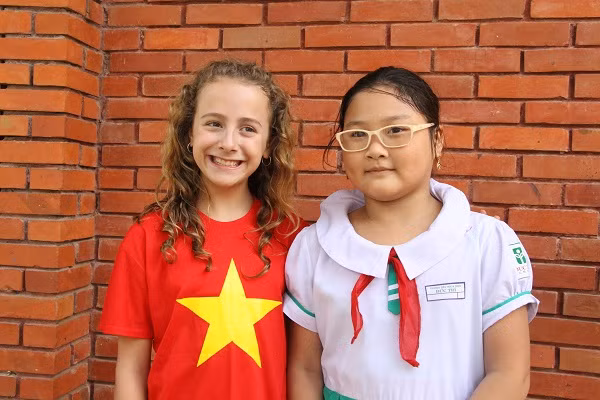 Cô bé vòng quanh thế giới hát quốc ca gây quỹ từ thiện