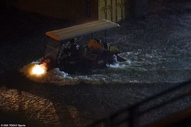 Video: Thành phố New York tuyên bố tình trạng khẩn cấp, nước tràn vào ga tàu điện ngầm ảnh 2