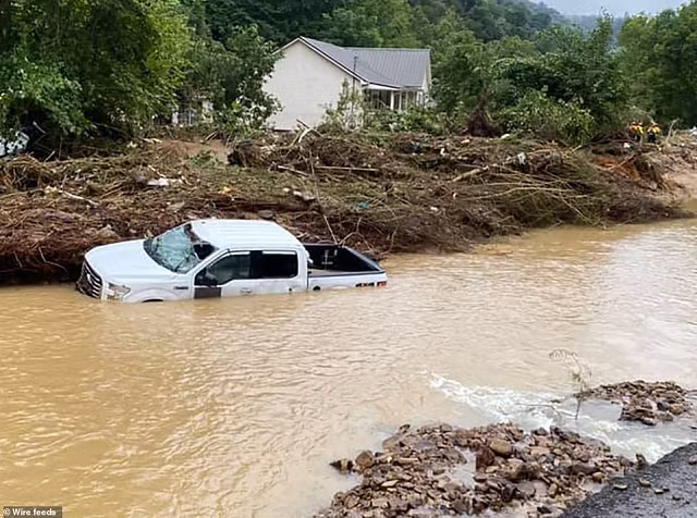 Video: Thành phố New York tuyên bố tình trạng khẩn cấp, nước tràn vào ga tàu điện ngầm ảnh 6