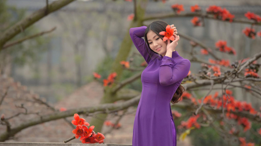 sau hoa loa ken, thieu nu lai no nuc chup anh ben hoa gao - 8