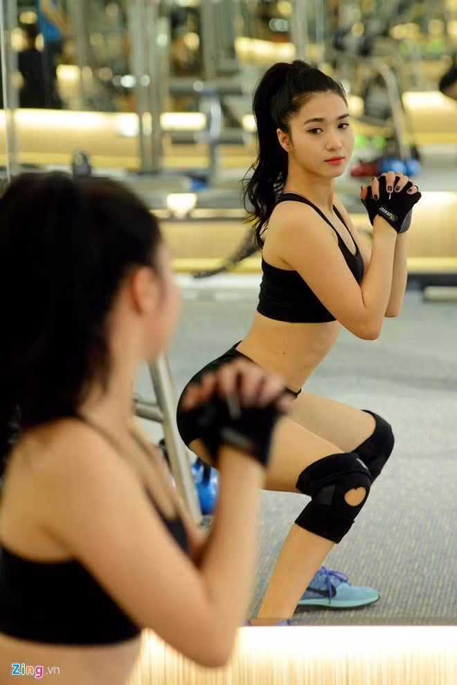 Sau 2 năm tập luyện, Nguyễn Trang đã sở hữu số đo 3 vòng đáng mơ ước: 82-60-92 cm. Mỗi ngày, Trang dành khoảng 60-120 phút để tập gym. Riêng vùng bụng, người đẹp tập liên tục với các bài tập: ke tạ, hất chân, đẩy con lăn và gập bụng. Ảnh: Tiến Tuấn. Sau 2 năm tập luyện, Nguyễn Trang đã sở hữu số đo 3 vòng đáng mơ ước: 82-60-92 cm. Mỗi ngày, Trang dành khoảng 60-120 phút để tập gym. Riêng vùng bụng, người đẹp tập liên tục với các bài tập: ke tạ, hất chân, đẩy con lăn và gập bụng. Ảnh: Tiến Tuấn.