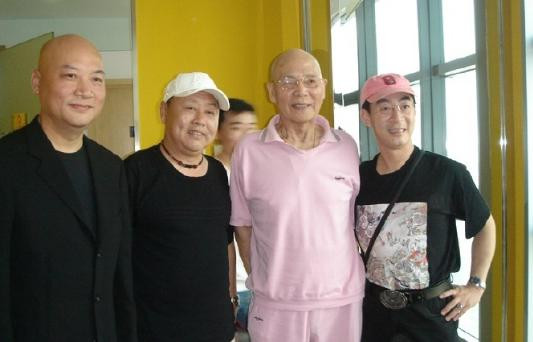 Tấm ảnh 4 thầy trò hội ngộ được Lục Tiểu Linh Đồng lưu giữ. Ảnh: Ifeng. Tấm ảnh 4 thầy trò hội ngộ được Lục Tiểu Linh Đồng lưu giữ. Ảnh: Ifeng.