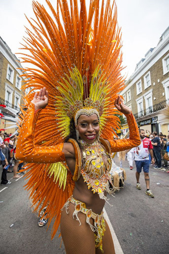 Mỹ nữ Anh tưng bừng xuống phố chào mừng lễ hội Notting Hill - Ảnh 14 My nu Anh tung bung xuong pho chao mung le hoi Notting Hill - Anh 14