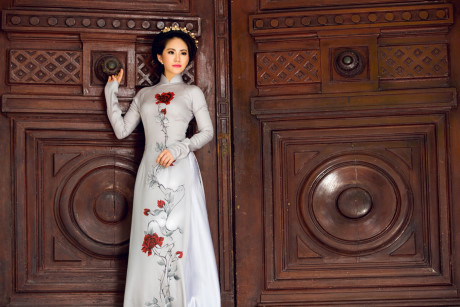 Lương Bích Hữu duyên dáng trong tà áo dài - Ảnh 6 Luong Bich Huu duyen dang trong ta ao dai - Anh 6