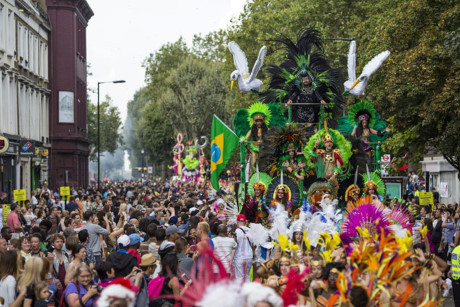 Mỹ nữ Anh tưng bừng xuống phố chào mừng lễ hội Notting Hill - Ảnh 8 My nu Anh tung bung xuong pho chao mung le hoi Notting Hill - Anh 8
