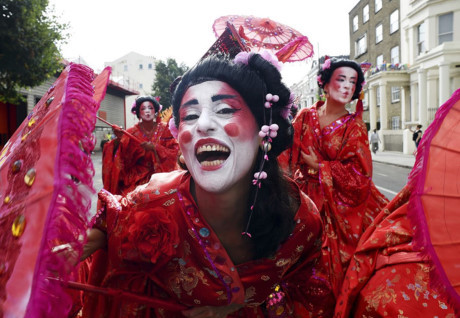 Mỹ nữ Anh tưng bừng xuống phố chào mừng lễ hội Notting Hill - Ảnh 11 My nu Anh tung bung xuong pho chao mung le hoi Notting Hill - Anh 11