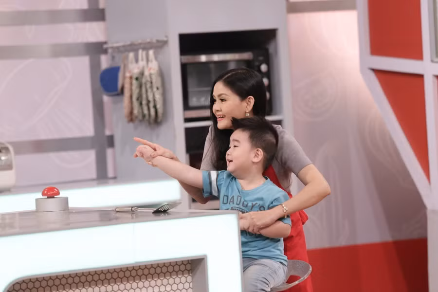 Con trai Kim Tử Long bầu bĩnh đáng yêu. Từ nhỏ, cậu bé được bố mẹ đưa đi diễn cùng nên khá dạn dĩ trước ống kính.