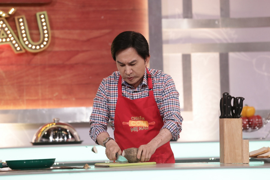 Trái với sự bản lĩnh trên sân khấu, Kim Tử Long khá căng thẳng khi phải đối diện với việc bếp núc. Trong thời gian 40 phút, anh luôn chau mày và khá nóng nảy khi bị bộ đôi Việt Hương - Đại Nghĩa phá bĩnh. Anh còn quát Việt Hương "đi chỗ khác" khi bị nữ MC trêu chọc.