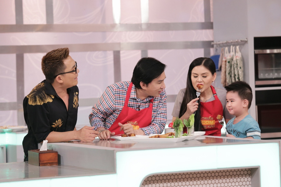 Thấy ba vào bếp căng thẳng, Andy Khánh động viên: "Ba cố lên. Ba của Andy là số một".