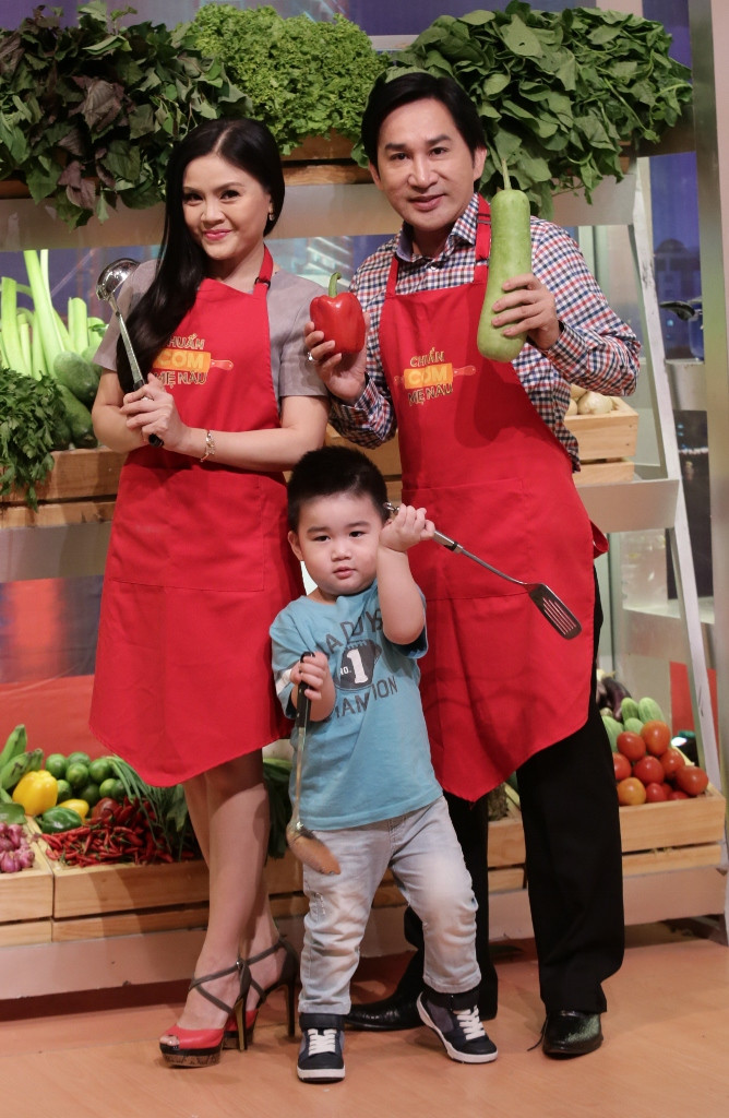 Với nguyên liệu là bánh sandwich, Kim Tử Long phải tự tay nấu món chả giò tôm sandwich đề chiều lòng con trai Endy Khánh. Nam nghệ sĩ cũng lấy tên bé Endy Khánh làm tên đội của mình.