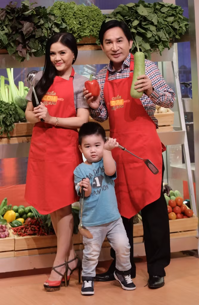 Với nguyên liệu là bánh sandwich, Kim Tử Long phải tự tay nấu món chả giò tôm sandwich đề chiều lòng con trai Endy Khánh. Nam nghệ sĩ cũng lấy tên bé Endy Khánh làm tên đội của mình.