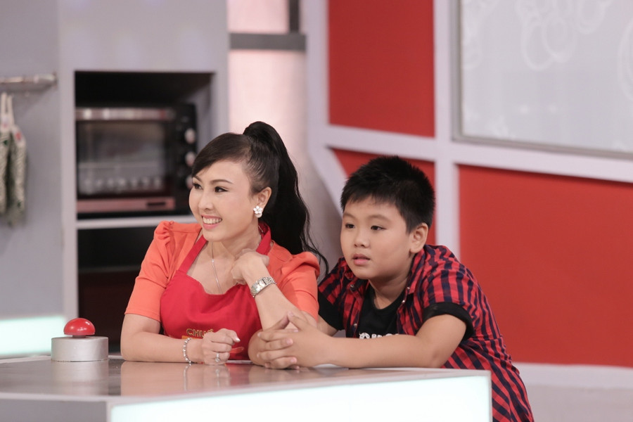 Thấy ba Lê Tứ mặc tạp dề, làm bếp lóng ngóng, con trai của nam nghệ sĩ cho biết: “Ba con vào bếp chỉ quậy phá thôi”.