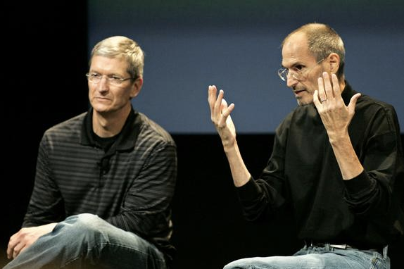 Tim Cook và Steve Jobs (Nguồn: Reuters)