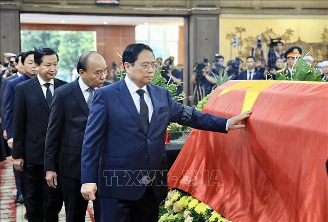 Thủ tướng Phạm Minh Chính, các đồng chí lãnh đạo, nguyên lãnh đạo Đảng, Nhà nước đi vòng quanh linh cữu Phó Thủ tướng Lê Văn Thành. Ảnh: Lâm Khánh/TTXVN.