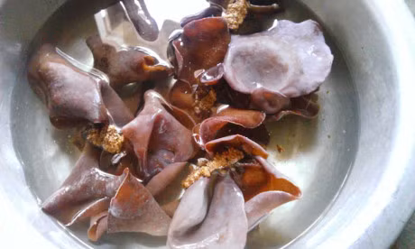 Cach lam trung cut sot chua cay thom ngon cho bua com chieu - Anh 1