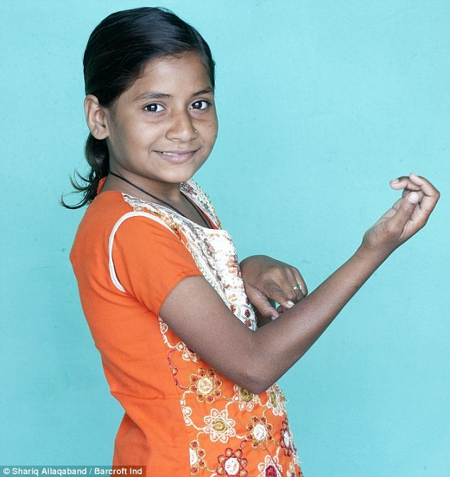 Nhưng Kajol đối mặt tử thần nhiều lần do chơi với những con hổ mang chúa. Chúng từng cắn tay, bụng và má của em. Salma Bano, mẹ của Kajol, không muốn con chơi với rắn nhưng không thể ngăn cản đam mê của con. Bà thừa nhận con gái mê rắn đến nỗi hứng thú học tập của em giảm. Nhưng Kajol đối mặt tử thần nhiều lần do chơi với những con hổ mang chúa. Chúng từng cắn tay, bụng và má của em. Salma Bano, mẹ của Kajol, không muốn con chơi với rắn nhưng không thể ngăn cản đam mê của con. Bà thừa nhận con gái mê rắn đến nỗi hứng thú học tập của em giảm.