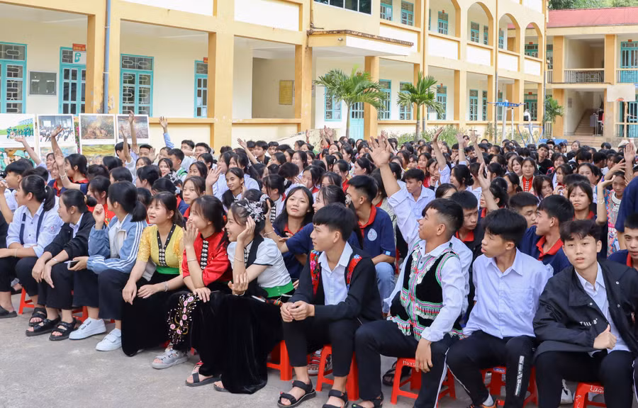 Các hoạt động ngoại khóa nâng cao kiến thức định hướng nghề nghiệp tại Trường THPT huyện Tuần Giáo luôn thu hút đông đảo học sinh tham gia.