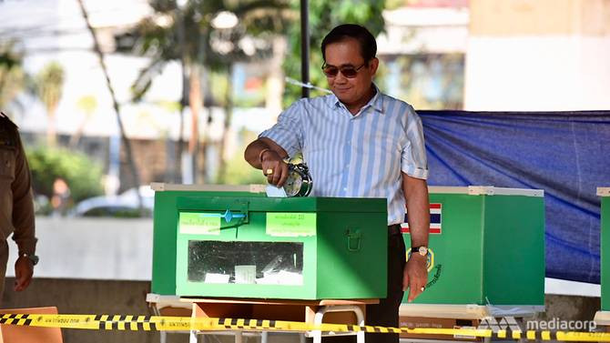 Thủ tướng Thái Lan Prayut Chan-o-cha bỏ phiếu. Thủ tướng Thái Lan Prayut Chan-o-cha bỏ phiếu.