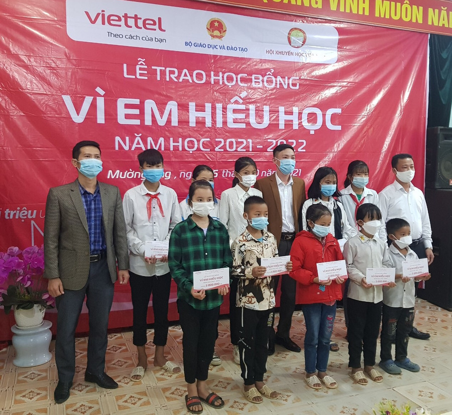 Học sinh xã Ngối Cay nhận học bổng Chương trình “Vì em hiếu học”.