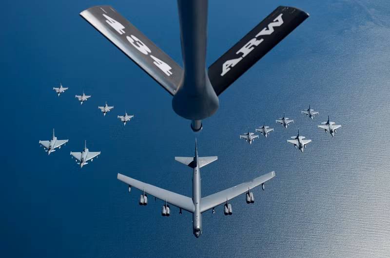 Một chiếc B-52 Stratofortress của Không quân Mỹ dẫn đầu một đội hình máy bay bao gồm máy bay chiến đấu Ba Lan, Mỹ, Đức và Thụy Điển trên Biển Baltic, ngày 9/6/2016