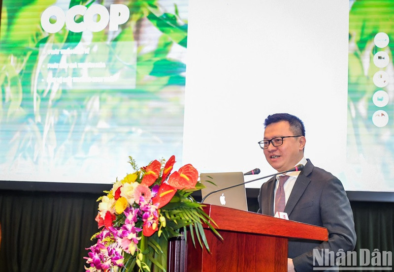 Ông Lê Quốc Minh giới thiệu về những điểm nổi bật của Chuyên trang OCOP trên Báo Nhân Dân.