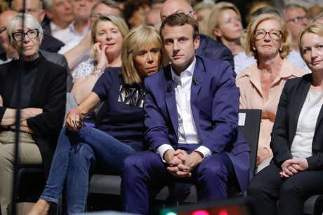 Tổng thống Pháp Macron tiết lộ chuyện yêu với vợ hơn 24 tuổi - Ảnh 5 Tong thong Phap Macron tiet lo chuyen yeu voi vo hon 24 tuoi - Anh 5