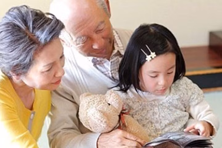 Bố mẹ luôn bên cạnh nhau dù xảy ra bất cứ chuyện gì (Ảnh minh họa)