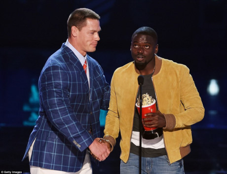 Nhung khoanh khac dep cua Emma Watson tai le trao giai MTV Movie & TV - Anh 13