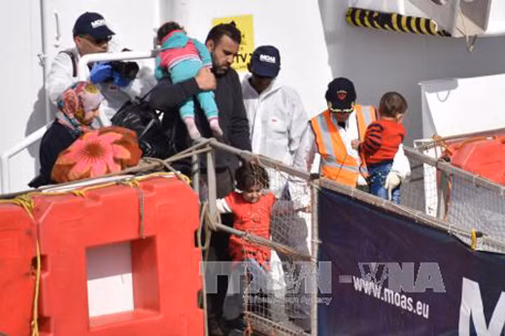 Lực lượng bảo vệ bờ biển Italy tham gia cứu hộ người di cư trên biển Địa Trung Hải ngày 6/5. Ảnh:EPA/TTXVN