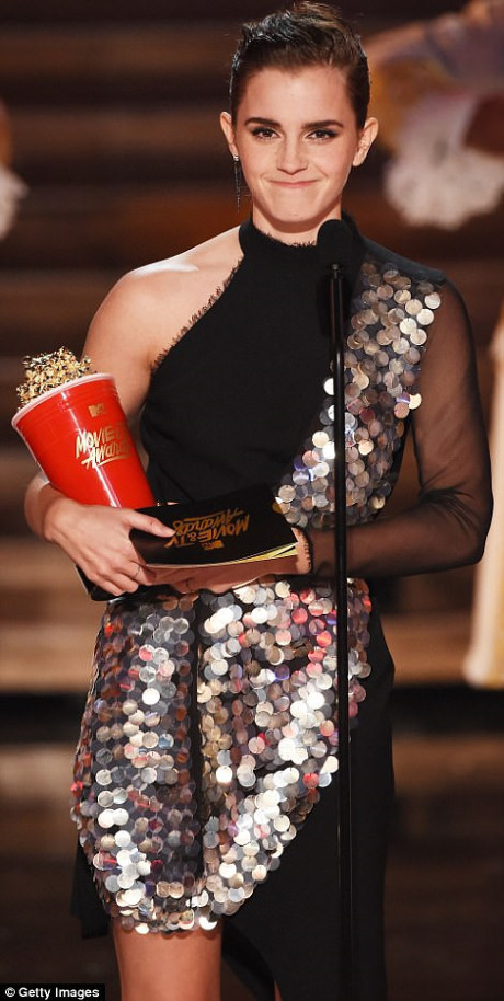 Nhung khoanh khac dep cua Emma Watson tai le trao giai MTV Movie & TV - Anh 5